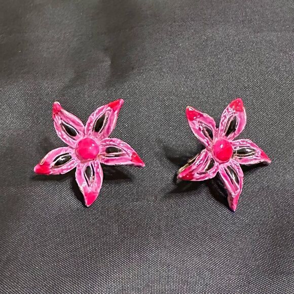 Vintage 60s Arthur Pepper Pink and black enamel metal flower clip-on Earrings - Picture 1 of 10